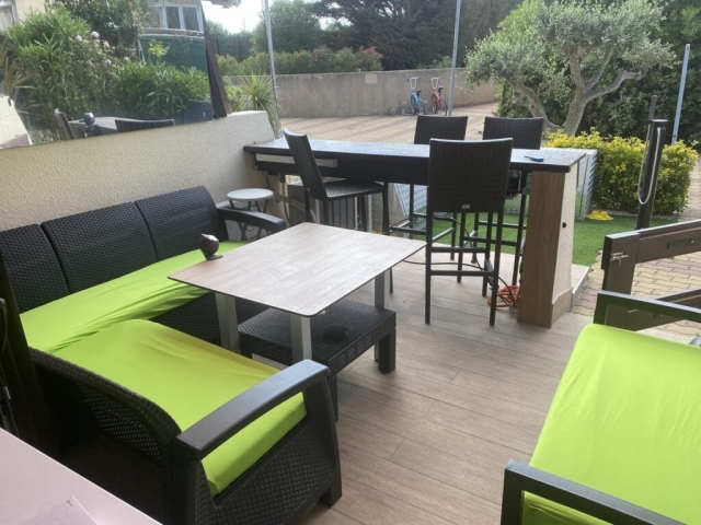 Mobilier de jardin et vélos, douche d'extérieur