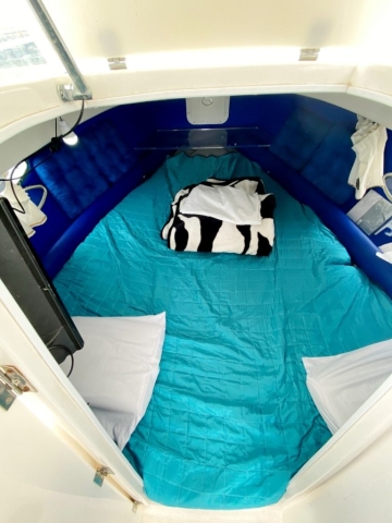 Vaste cabine, linge de lit fourni
